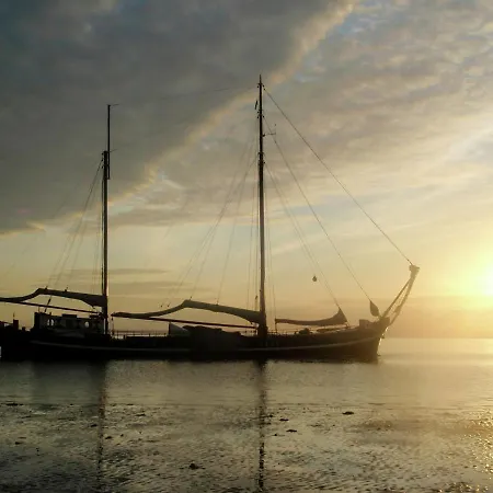 Hotel na wodzie Boat In Leiden Near City Center & Museums *