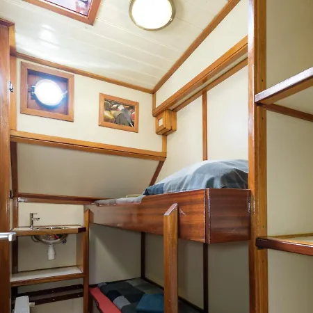 Hotel na wodzie Boat In Leiden Near City Center & Museums