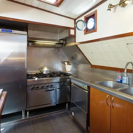 Tekne Boat In Leiden Near City Center & Museums