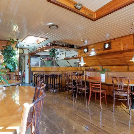 Hotel na wodzie Boat In Leiden Near City Center & Museums *