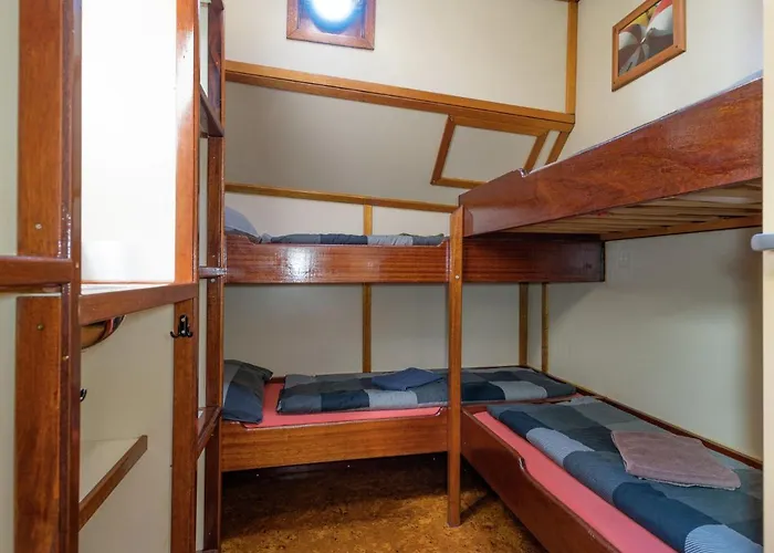 Boat In Leiden Near City Center & Museums Hotel na wodzie Lejda