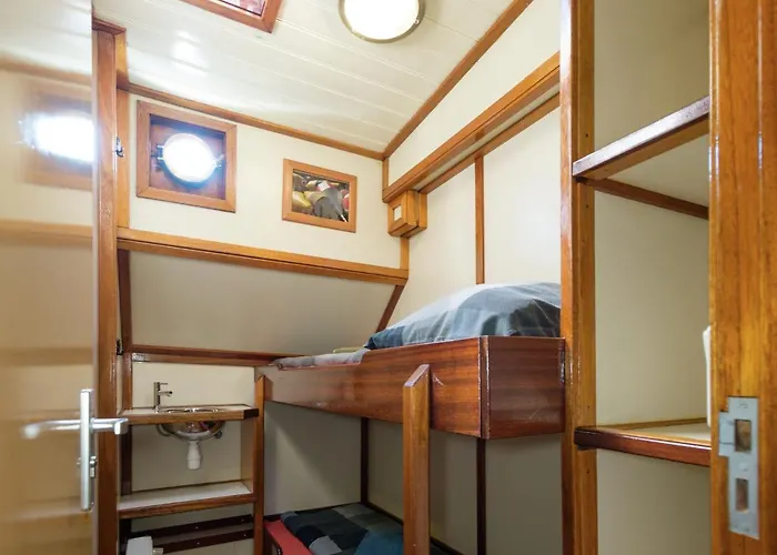 Hotel na wodzie Boat In Leiden Near City Center & Museums