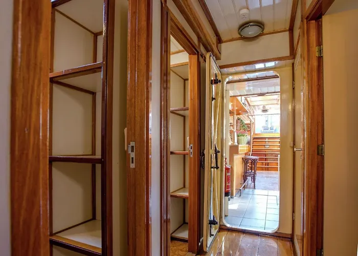 Boat In Leiden Near City Center & Museums Botel *