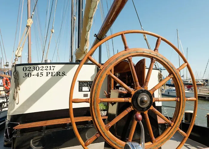 Boat In Leiden Near City Center & Museums Hotel na wodzie Lejda