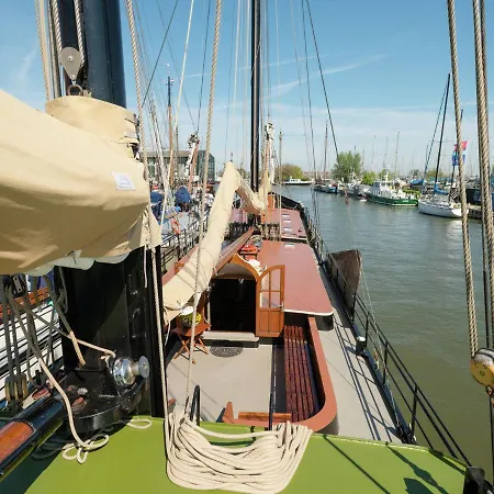 Boat In Leiden Near City Center & Museums Bådhotel