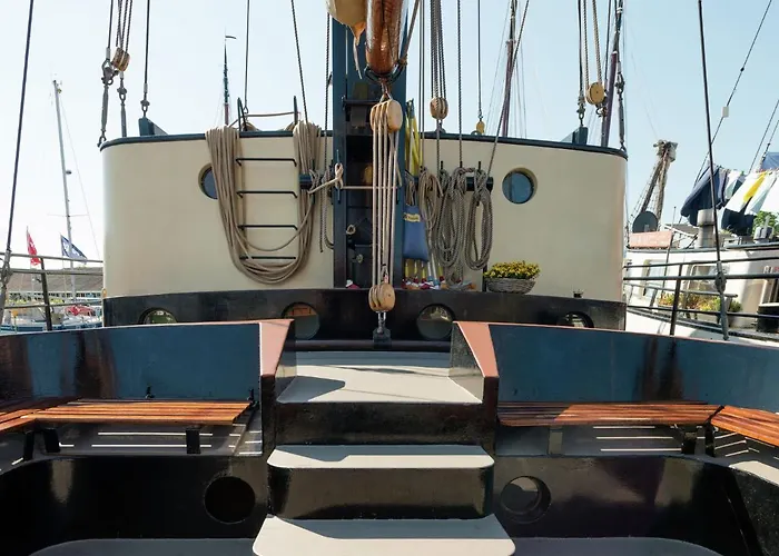 Boat In Leiden Near City Center & Museums Tekne