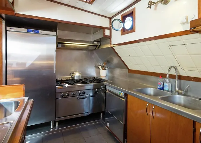 Tekne Boat In Leiden Near City Center & Museums