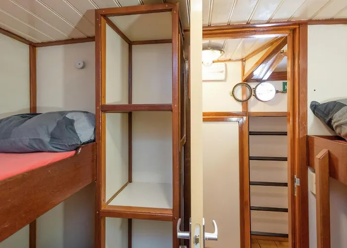 Boat In Leiden Near City Center & Museums Tekne Leiden